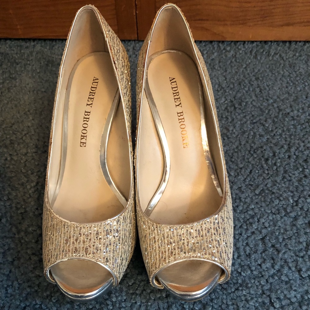 Open toe gold sparkly heel